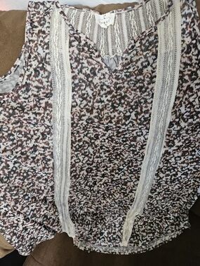 Lace-Trim V-Neck Tank Top in Cream and Brown